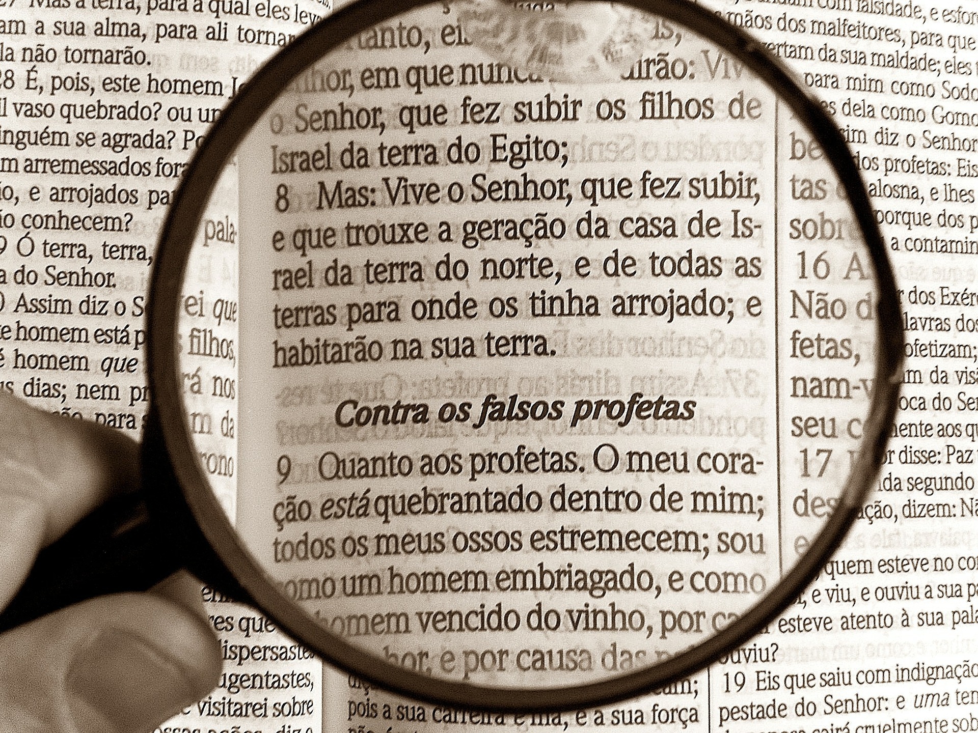 magnifying-glass-162887_1920